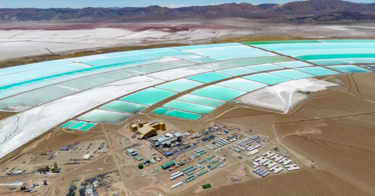 Precio del litio sube 9% en China por alta demanda y desafíos mineros