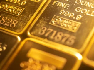 Precios del oro caen por expectativas de tasas y postura de la Fed