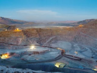 Glencore proyecta operar Lomas Bayas hasta 2038 con aumento de producción de cobre