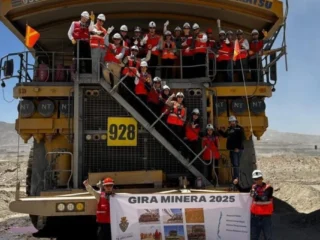 Estudiantes de la UDA recorren destacadas faenas mineras del norte de Chile