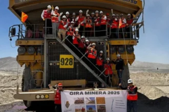 Estudiantes de la UDA recorren destacadas faenas mineras del norte de Chile