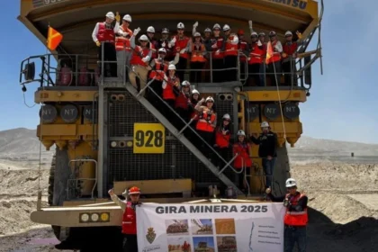Estudiantes de la UDA recorren destacadas faenas mineras del norte de Chile