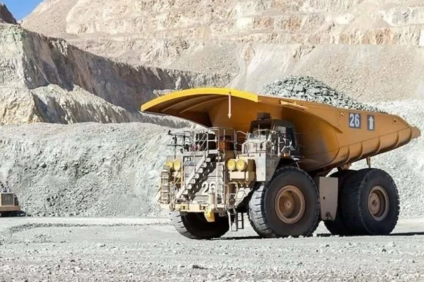 Minera El Abra capacita a 23 vecinos en operación de maquinaria minera