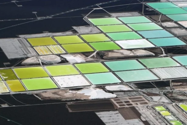 Rebote del precio del litio impulsa utilidades de SQM y proyecta alza de 25% en la demanda global