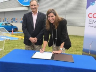 Walmart Chile y Copec acuerdan suministro de energía 100% renovable por ocho años