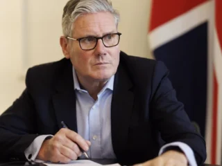 Reino Unido presenta estrategia de minerales críticos para reducir dependencia externa y potenciar producción de litio