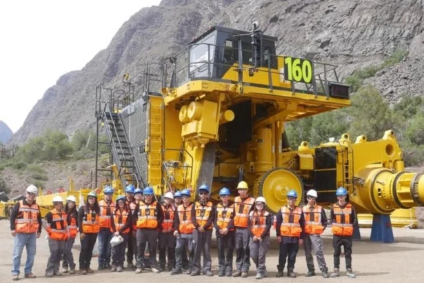 Estudiantes conocen el montaje de camiones CAEX en visita a Codelco Andina