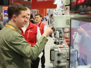 Industria acelera inversión en IA y automatización en medio de brecha crítica de capital humano