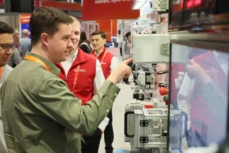 Industria acelera inversión en IA y automatización en medio de brecha crítica de capital humano