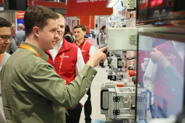 Industria acelera inversión en IA y automatización en medio de brecha crítica de capital humano