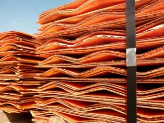 Dólar baja mientras cobre sube impulsado por estrategias clave de Codelco