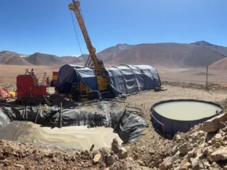 Mogotes Metals comienza perforación en Stockwork Hills, clave para explorar Filo Sur