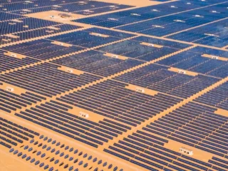 China instala gigantesca planta solar en desierto, liderando transición energética global