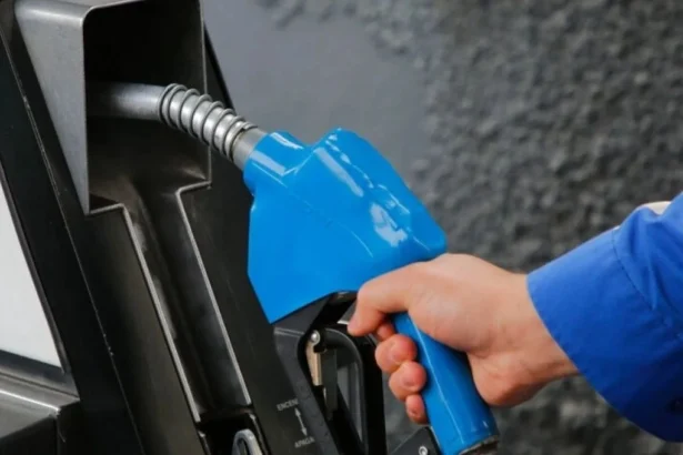 Precio de las bencinas: revisa los valores promedio para este viernes