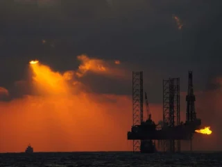 Petróleo cae a mínimos por presión de EE.UU. para un acuerdo de paz entre Rusia y Ucrania