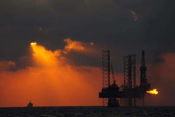 Petróleo cae a mínimos por presión de EE.UU. para un acuerdo de paz entre Rusia y Ucrania