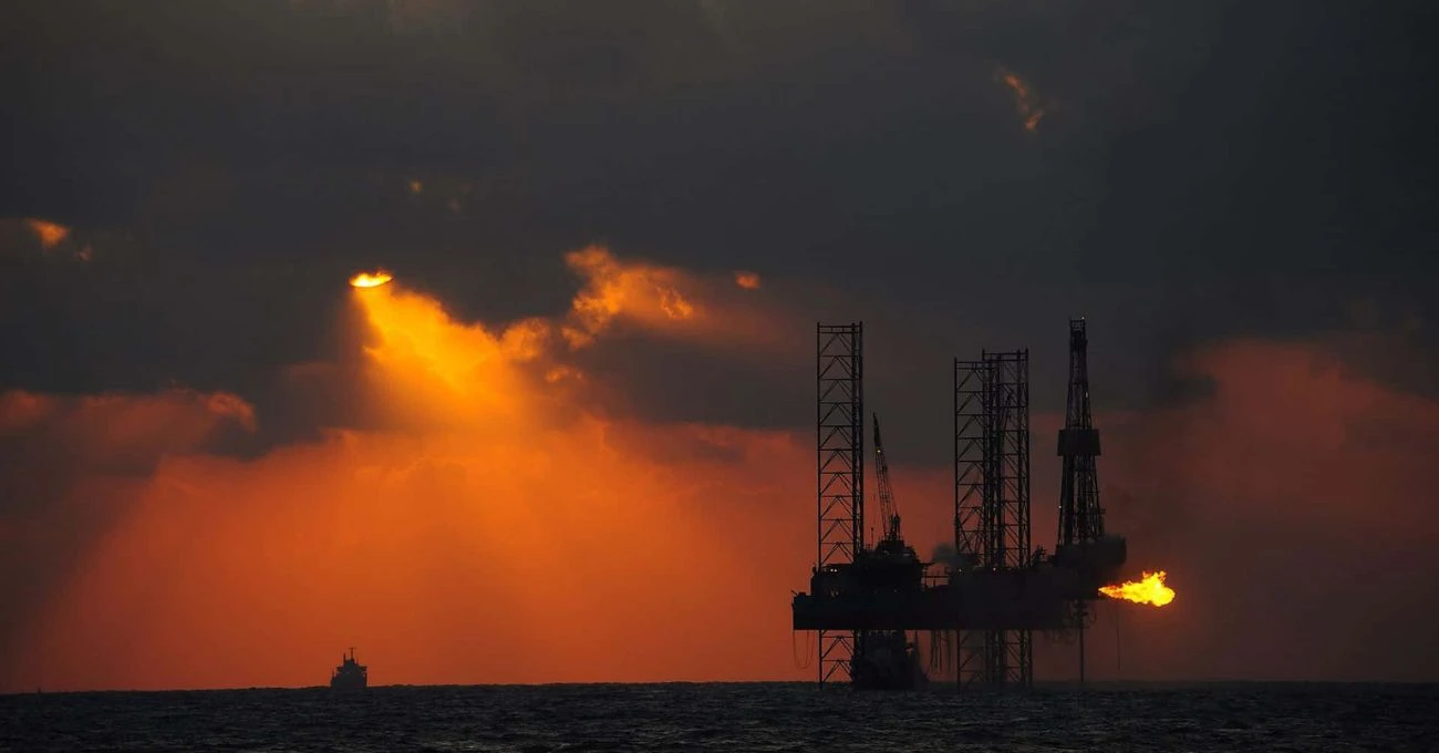 Petróleo cae a mínimos por presión de EE.UU. para un acuerdo de paz entre Rusia y Ucrania