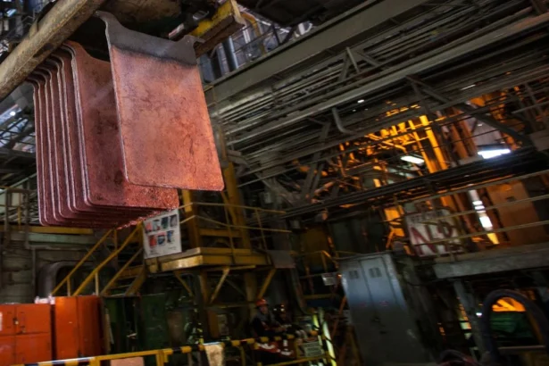 Cobre retrocede por señales de tasas en EE. UU. y alivio Codelco