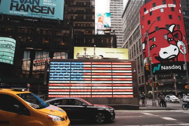 Caídas en acciones tecnológicas impactan mercados globales, Nasdaq 100 registra su mayor descenso