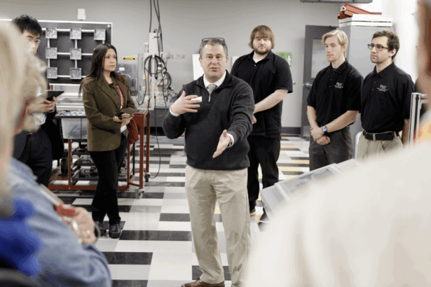 Empresas impulsan formación práctica para enfrentar déficit de jóvenes profesionales tecnológicos