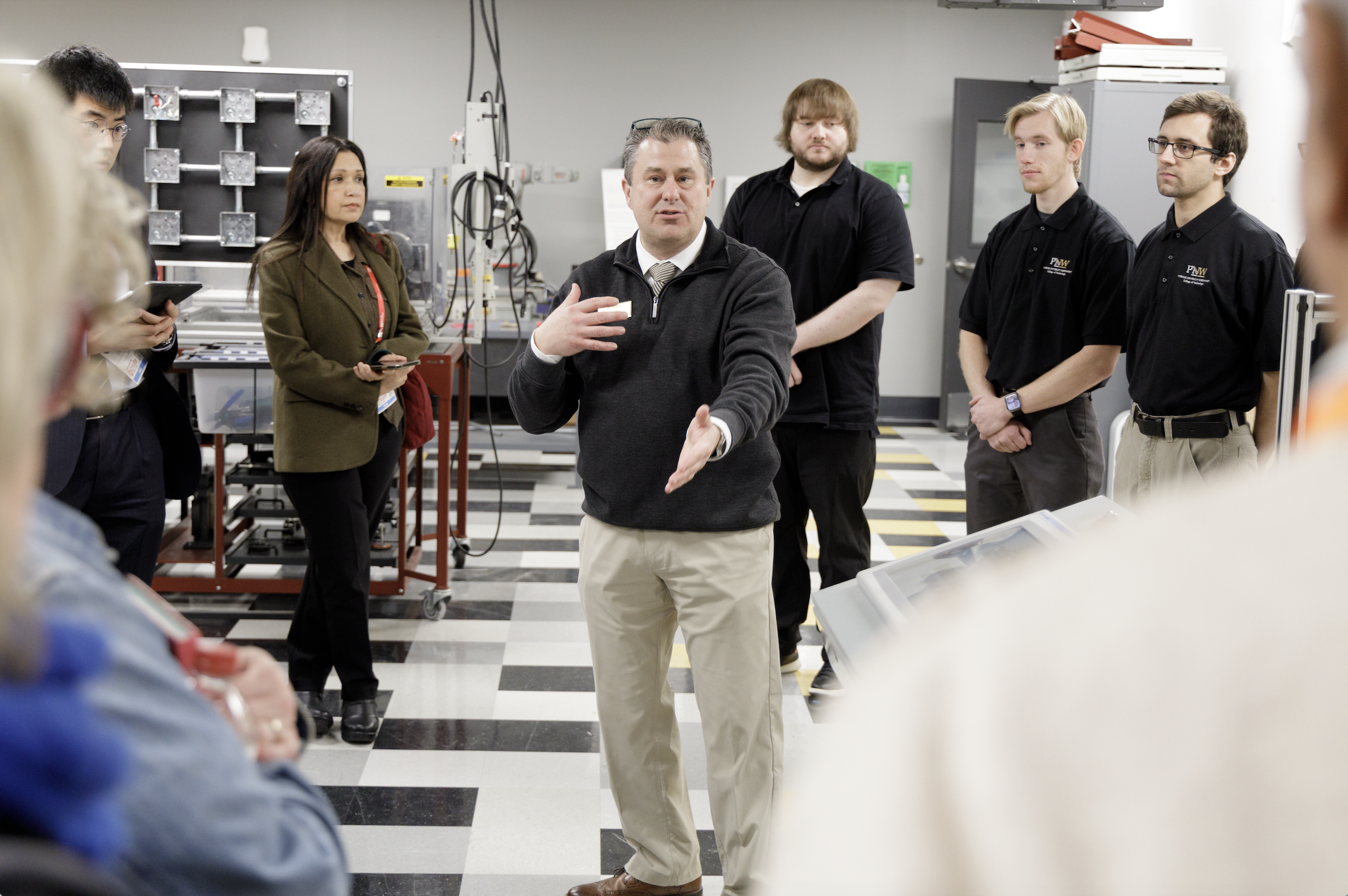 Empresas impulsan formación práctica para enfrentar déficit de jóvenes profesionales tecnológicos