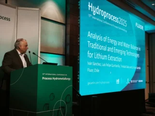 Estudio de Fluor Chile analiza balance hídrico y energético en tecnologías de extracción del litio