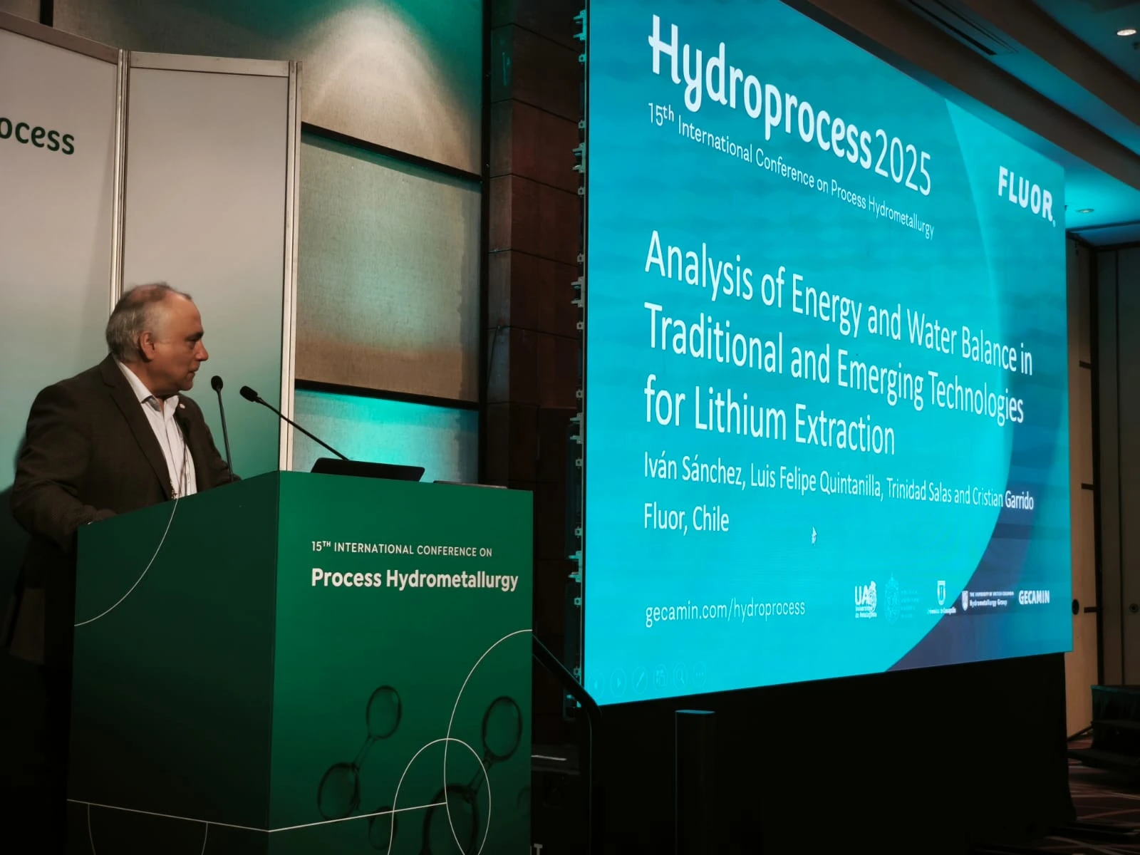 Estudio de Fluor Chile analiza balance hídrico y energético en tecnologías de extracción del litio