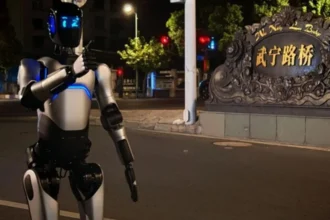 Humanoide chino entra al Guinness tras caminar tres días