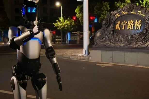 Humanoide chino entra al Guinness tras caminar tres días