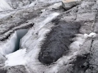 Montañistas muestran el polvo minero que está oscureciendo los glaciares en la cordillera de Santiago