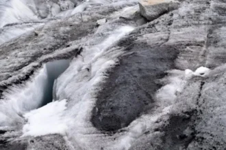 Montañistas muestran el polvo minero que está oscureciendo los glaciares en la cordillera de Santiago