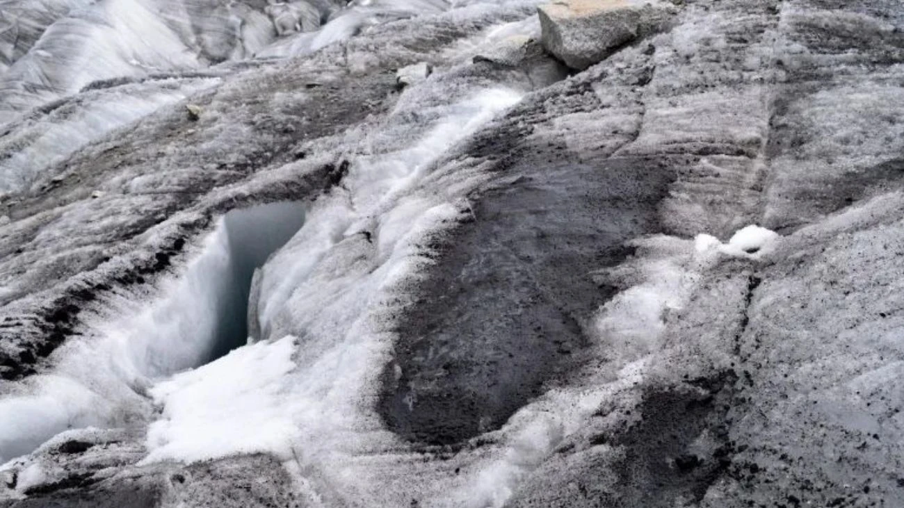 Montañistas muestran el polvo minero que está oscureciendo los glaciares en la cordillera de Santiago Montañistas muestran el polvo minero que está oscureciendo los glaciares en la cordillera de Santiago