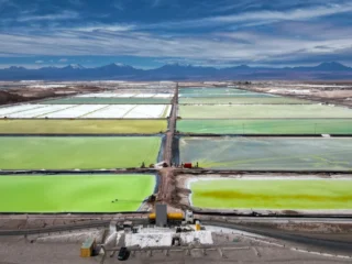 Precio del litio se acerca a su piso: entre US$ 9.400 y 9.600 por tonelada en octubre del 2025