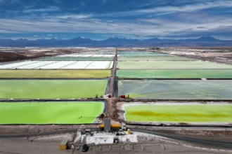 Precio del litio se acerca a su piso: entre US$ 9.400 y 9.600 por tonelada en octubre del 2025