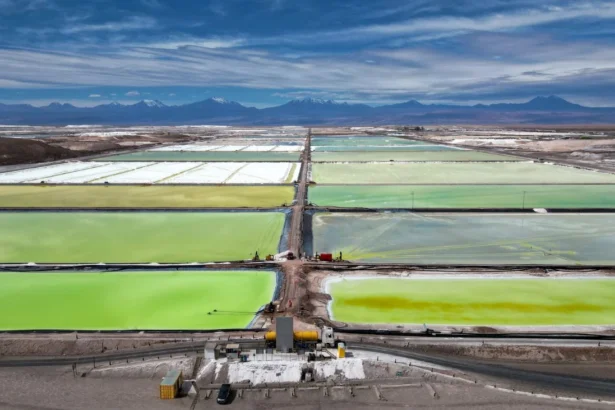 Precio del litio se acerca a su piso: entre US$ 9.400 y 9.600 por tonelada en octubre del 2025