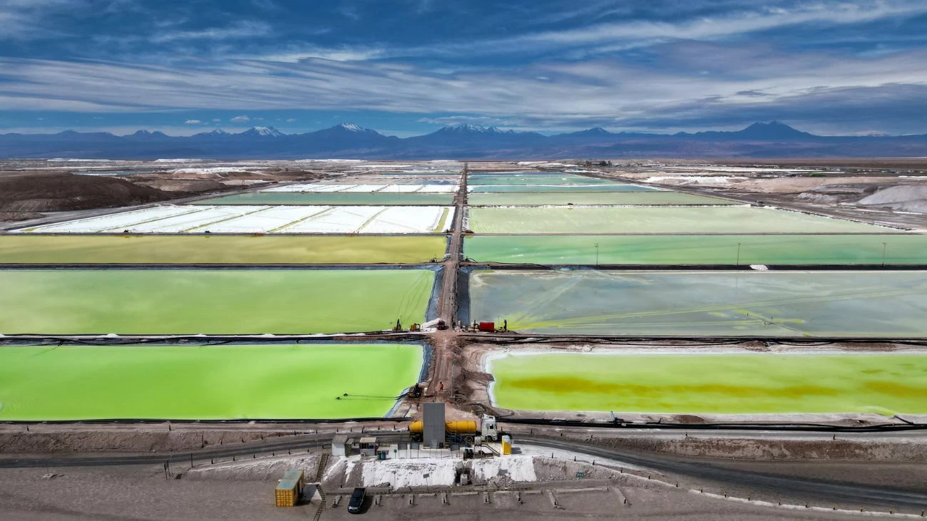 Precio del litio se acerca a su piso: entre US$ 9.400 y 9.600 por tonelada en octubre del 2025