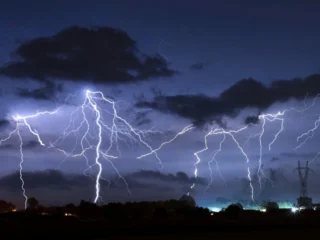 Aviso por tormentas eléctricas: qué regiones de Chile tendrán truenos y relámpagos desde hoy, según el tiempo