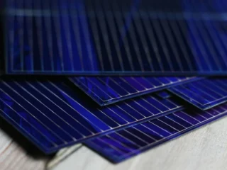 Investigadores chinos explican el secreto de cómo diseñaron la célula solar de silicio más eficiente del mundo, con un 27.81% de eficiencia certificada