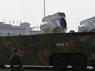 China ha logrado algo difícil de creer: reducir a un segundo la producción de armas láser y piezas para coches eléctricos