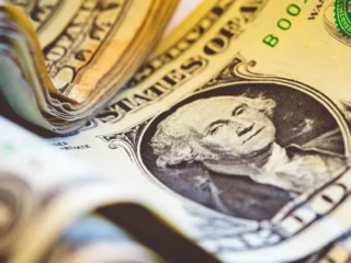 Caída del dólar se desacelera y el peso chileno cotiza al alza hoy lunes 24 de noviembre