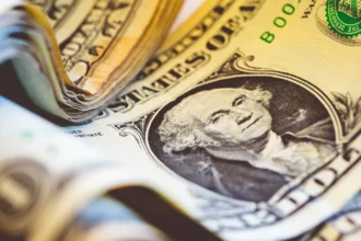 Caída del dólar se desacelera y el peso chileno cotiza al alza hoy lunes 24 de noviembre