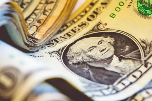 Caída del dólar se desacelera y el peso chileno cotiza al alza hoy lunes 24 de noviembre