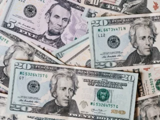 Dólar retrocede por repunte del cobre y un mercado atento a datos económicos de EE.UU