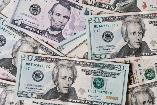 Dólar retrocede por repunte del cobre y un mercado atento a datos económicos de EE.UU