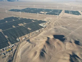 Inician construcción de proyecto de baterías en planta híbrida con generación solar y eólica