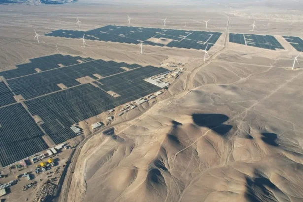 Inician construcción de proyecto de baterías en planta híbrida con generación solar y eólica