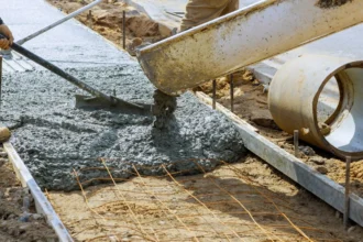 Adiós al cemento: científicos crean un nuevo material de construcción utilizando solo tierra, agua y cartón reciclado