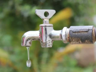 Arsénico en el agua: cuáles son las diferencias clave entre el suministro de red y pozo