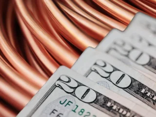 Dólar abre presionado a la baja y el cobre se fortalece por señales desde Codelco en Chile