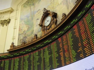Bolsa de Santiago vuelve a hacer historia: El IPSA supera por primera vez los 10.000 puntos